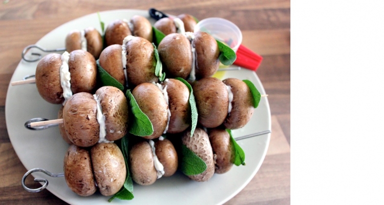 Grillchampignons mit Pinienkernen