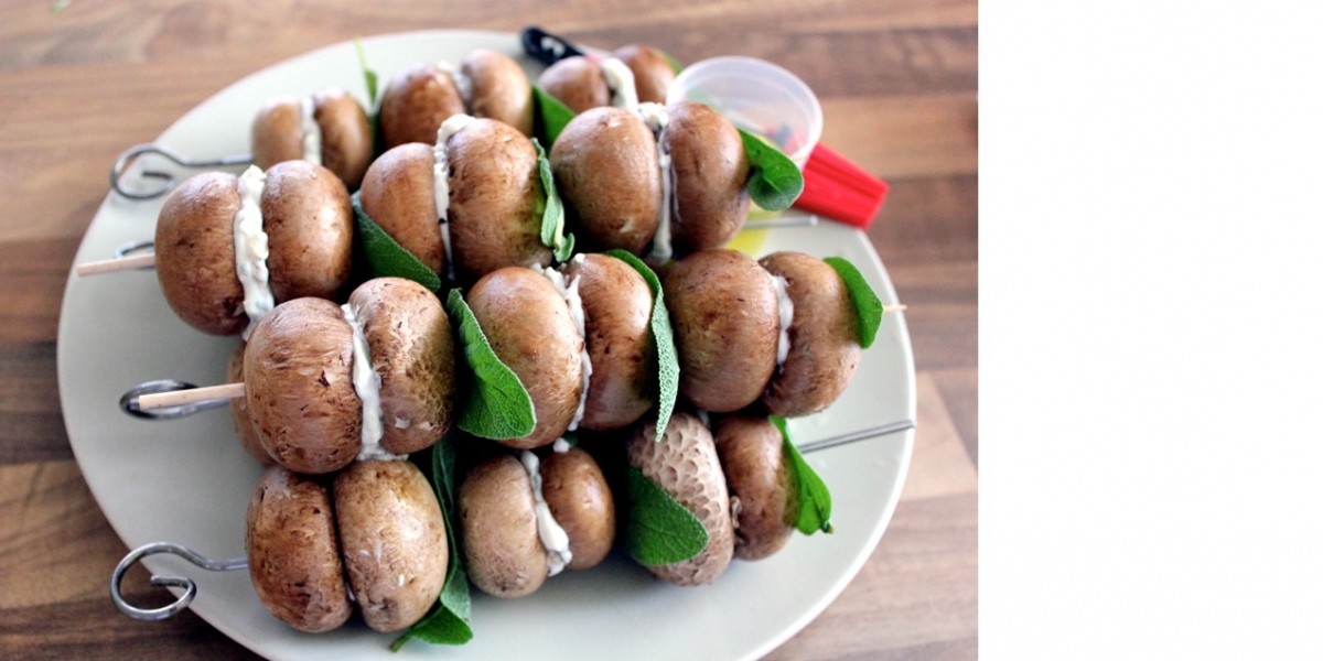 Grillchampignons mit Pinienkernen