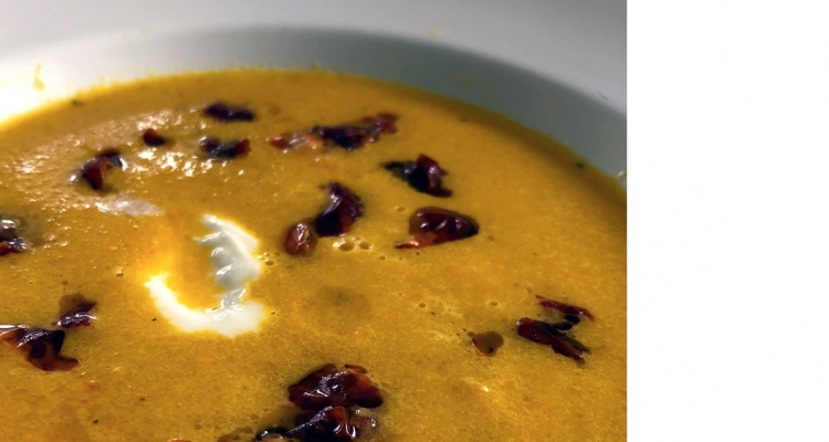 Karottensuppe mit getrockneten Tomaten