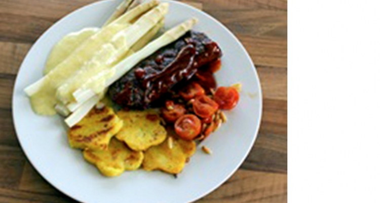 Lammrücken mit Polentaplätzchen und Spargel
