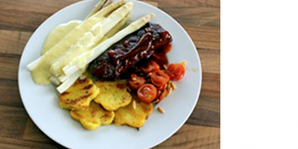 Lammrücken mit Polentaplätzchen und Spargel