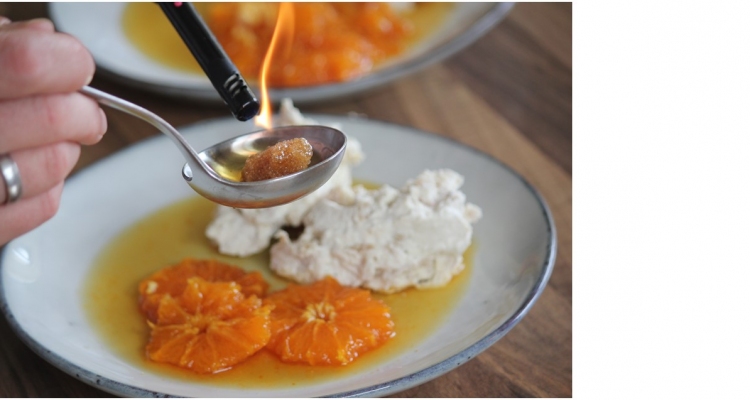 Weißes Schokoladenmousse mit Waffelbröseln und Mandarinen
