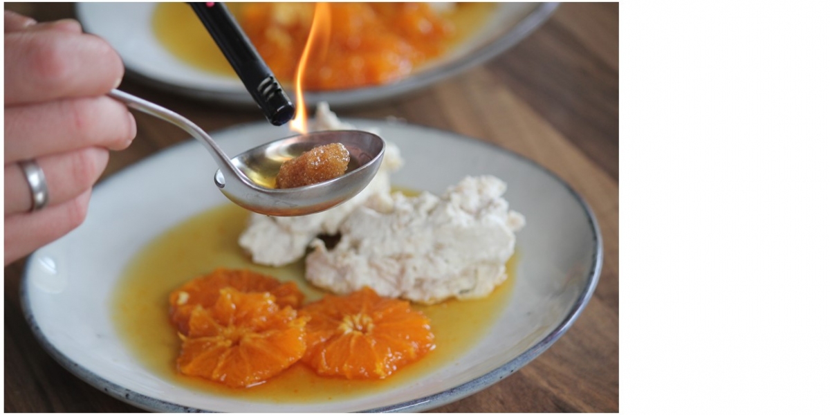 Weißes Schokoladenmousse mit Waffelbröseln und Mandarinen