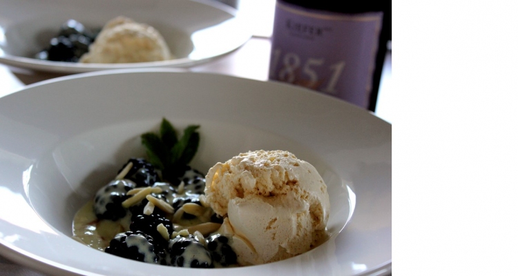 Marinierte Brombeeren mit Minzschaum