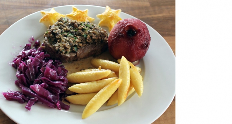 Rinderfiletsteaks mit Pilzhäubchen und Rotweinäpfeln