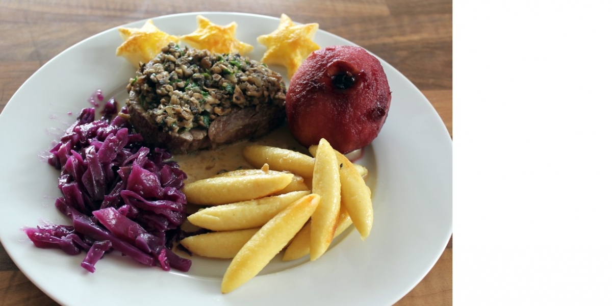 Rinderfiletsteaks mit Pilzhäubchen und Rotweinäpfeln