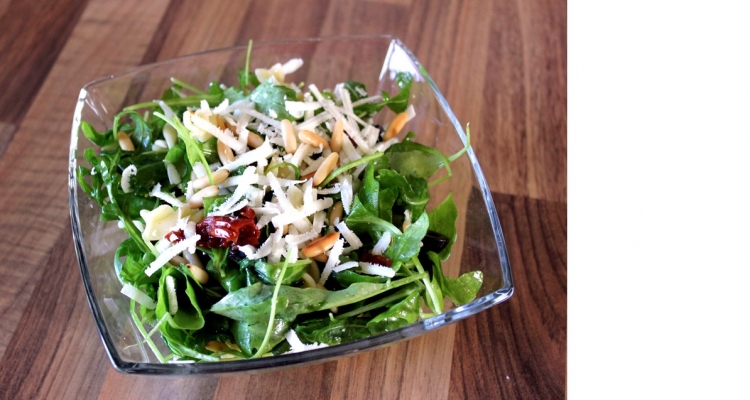 Rucola-Nudel-Salat mit getrockneten Tomaten