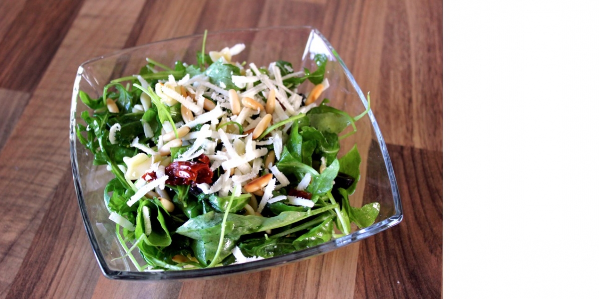 Rucola-Nudel-Salat mit getrockneten Tomaten