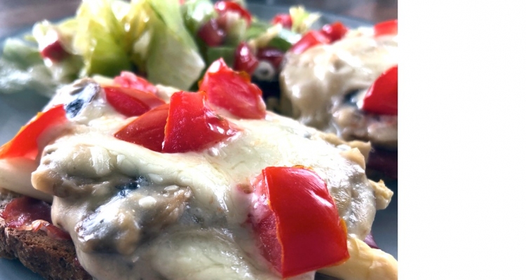 Spargeltoast mit Champignons überbacken