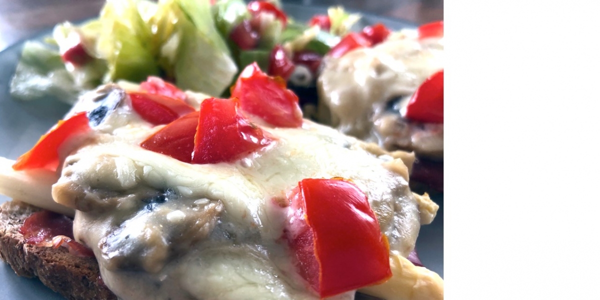 Spargeltoast mit Champignons überbacken