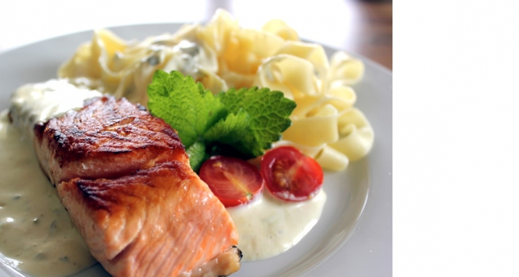 Tagliatelle mit Lachstranchen an Limettensahne