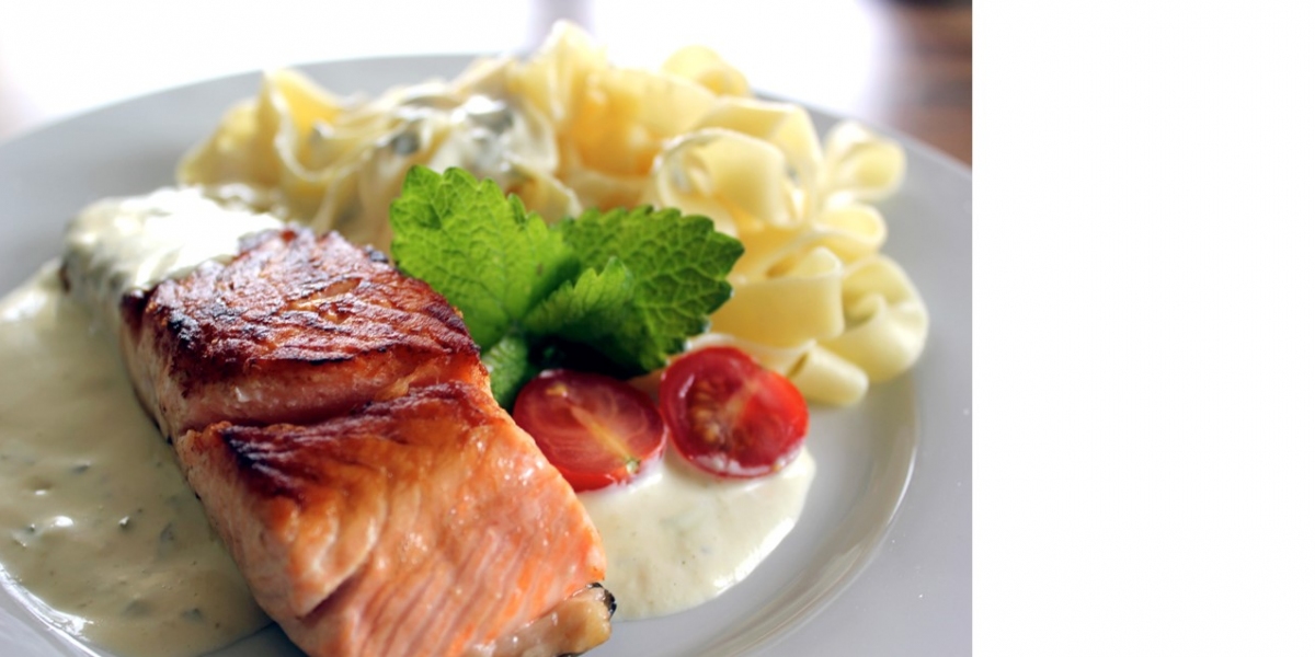Tagliatelle mit Lachstranchen an Limettensahne