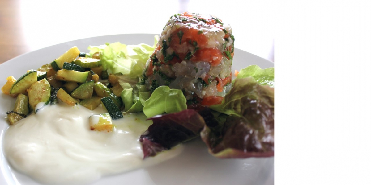 Tartar vom Saibling mit gebratener Zucchini und Buttermilchcreme