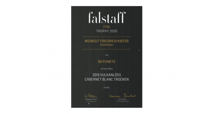 falstaff PIWI Trophy 2020 | Cabernet Blanc Vulkanlöss trocken vom ökologischen Weingut Kiefer vom Kaiserstuhl in Herrenbuck