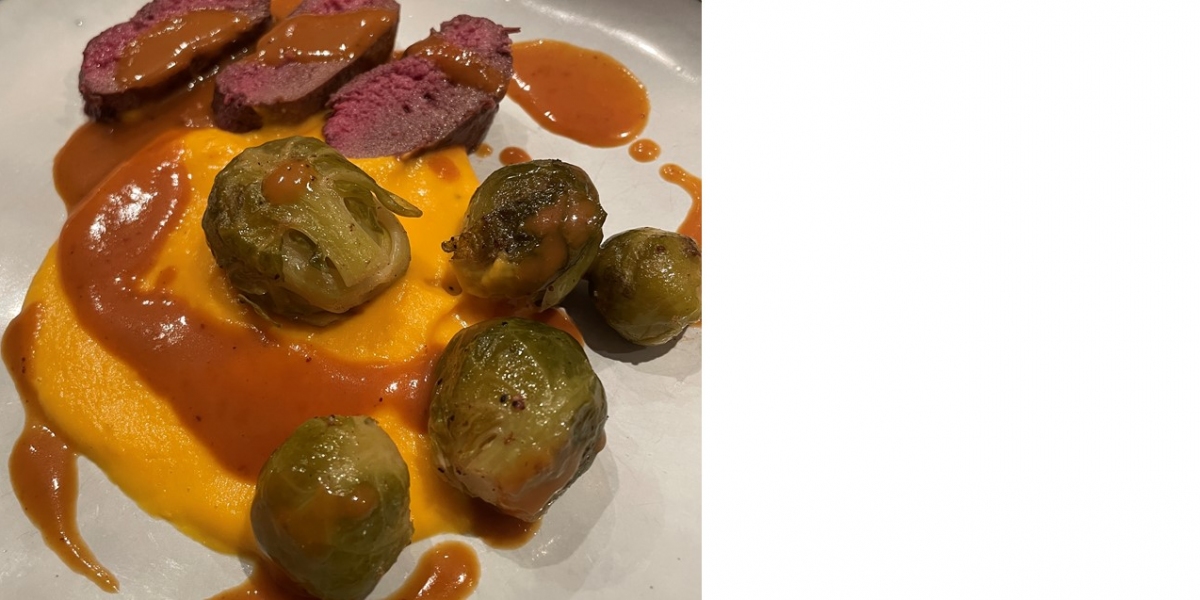 Kuerbismousse mit Rehfilet und Rosenkohl