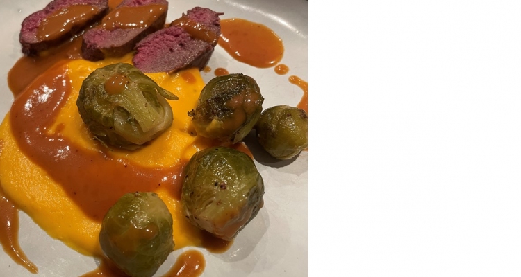 Butternut Mousse mit Steakstreifen serviert