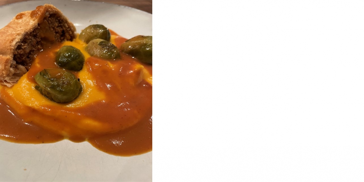 Kuerbismousse mit deftiger vegetarischer Sauce und Rosenkohl