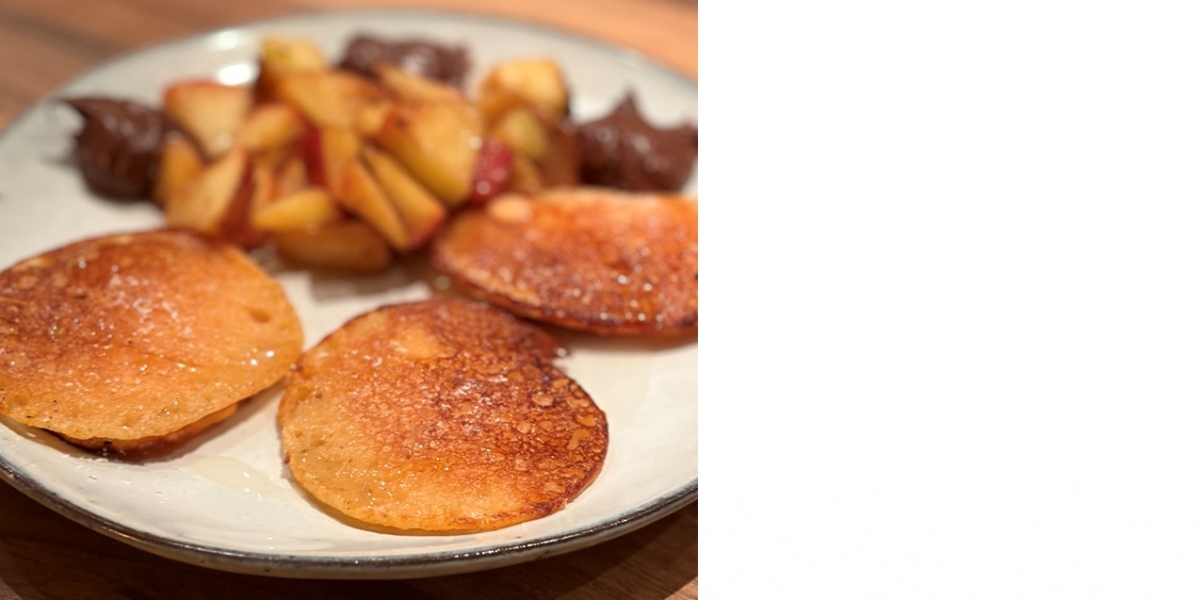 Drei Linsenpancakes mit gedünsteten Äpfeln