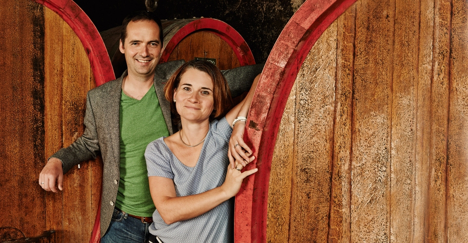 Helen und Martin Schmidt im Holzfasskeller