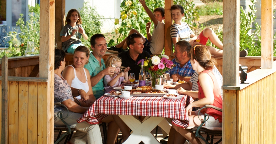 Familie Schmidt im Pavillon beim ökologischen Weingut Schmidt