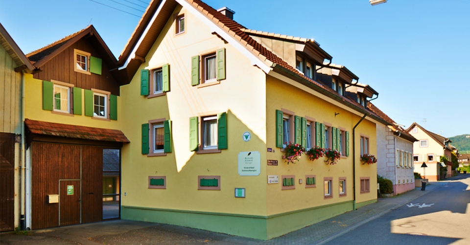 ökologische Weingut Schmidt von der Straße betrachtet