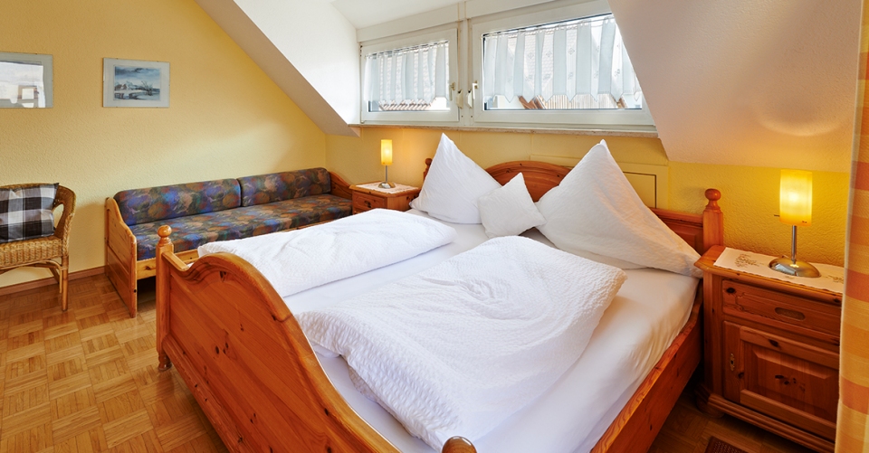 Schlafzimmer der Ferienwohnung des ökologischen Weingut Schmidt